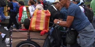 Personas caminan en una caravana migratoria con destino a Estados Unidos en el municipio de Tapachula, estado de Chiapas (México). Foto: La Hora/ EFE/ Juan Manuel Blanco
