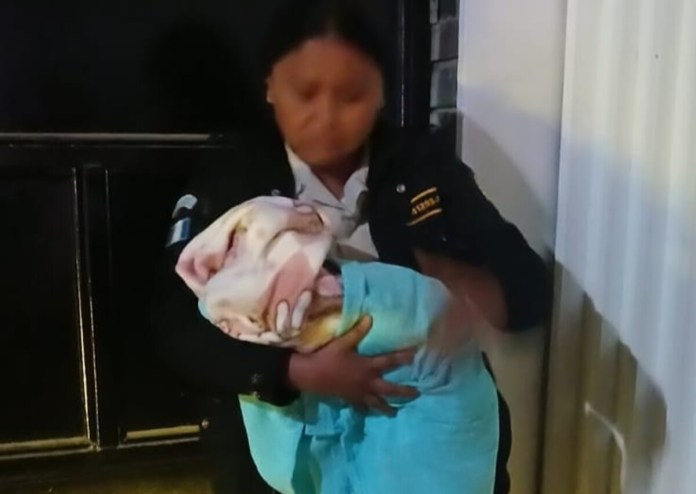 rescate de bebe (1) PNC rescata a menor que fue abandonada a las afueras de una agencia bancaria en Sololá Foto: PNC