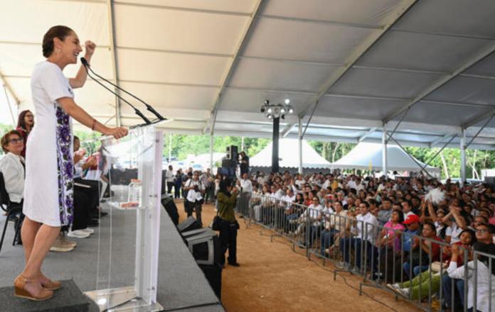 Sheinbaum afirmó que el Tren Maya de carga, una obra en construcción en el sureste mexicano, permitirá bajar el precio de la gasolina en esa región del país. Foto: La Hora/ EFE