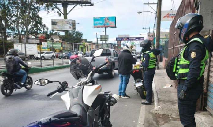El Departamento de Tránsito de la PNC informó que a diario mueren cuatro motoristas en accidentes y 18 se ven involucrados en percances. Foto La Hora. Departamento de Tránsito