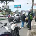 El Departamento de Tránsito de la PNC informó que a diario mueren cuatro motoristas en accidentes y 18 se ven involucrados en percances. Foto La Hora. Departamento de Tránsito