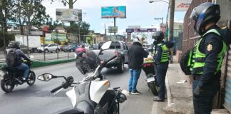 El Departamento de Tránsito de la PNC informó que a diario mueren cuatro motoristas en accidentes y 18 se ven involucrados en percances. Foto La Hora. Departamento de Tránsito