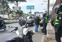 Cuatro motoristas fallecen de 18 accidentes reportados a diario por «imprudencias», según Tránsito PNC El Departamento de Tránsito de la PNC informó que a diario mueren cuatro motoristas en accidentes y 18 se ven involucrados en percances. Foto La Hora. Departamento de Tránsito