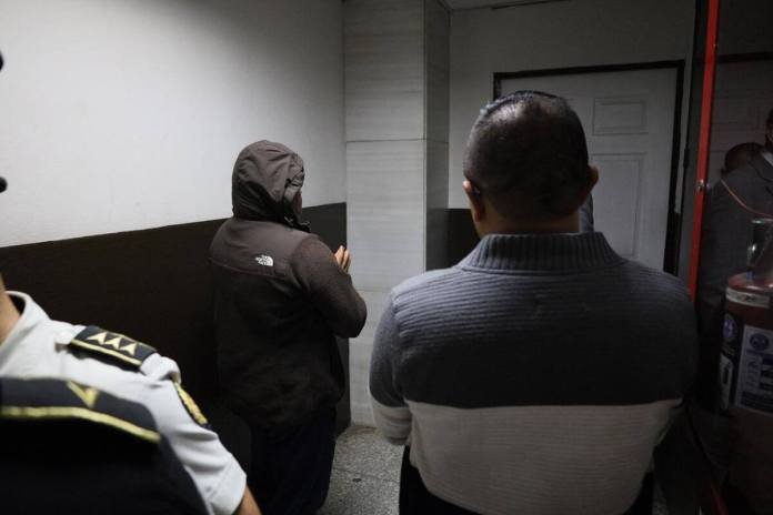 uniformes El Juzgado Sexto Penal inicio la audiencia de primera declaración en contra de dos implicados en la supuesta compra irregular de uniformes para la PNC. Foto La Hora: Daniel Ramírez