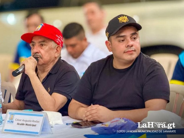 vamosalcaldediputado El alcalde, César Rodas Álvarez (izquierda) y su hijo César Rodas Cardona, ambos del partido Vamos, en una actividad municipal. Foto: Municipalidad de Sanarate