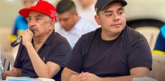 El alcalde, César Rodas Álvarez (izquierda) y su hijo César Rodas Cardona, ambos del partido Vamos, en una actividad municipal. Foto: Municipalidad de Sanarate