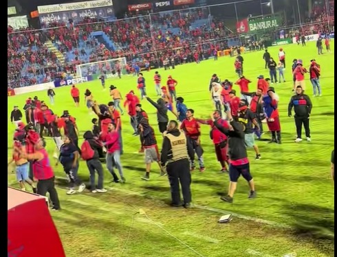 Uno de los rostros en los disturbios de la final en El Trébol. Foto La Hora: RRSS