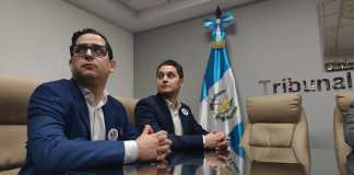 Los abogados Gregorio Saavedra y Edgar Ortíz buscan integrar la Comisión de Postulación de magistrados del TSE. Foto La Hora: Engelberth Blanco