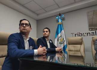 Los abogados Gregorio Saavedra y Edgar Ortíz buscan integrar la Comisión de Postulación de magistrados del TSE. Foto La Hora: Engelberth Blanco