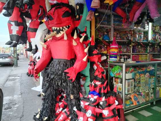 Las figuras de varios tamaños ya se venden en las piñaterías ubicadas en las cercanías del parque Colón. Foto La Hora: Heidi Loarca