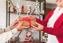 Intercambio navideño: cómo elegir el regalo ideal sin complicaciones Un intercambio es una actividad para convivir y fortalecer la conexión con los participantes. Foto: Freepik.