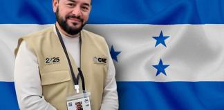 Jimmy Morales es visto como observador de mesas electorales en Honduras.