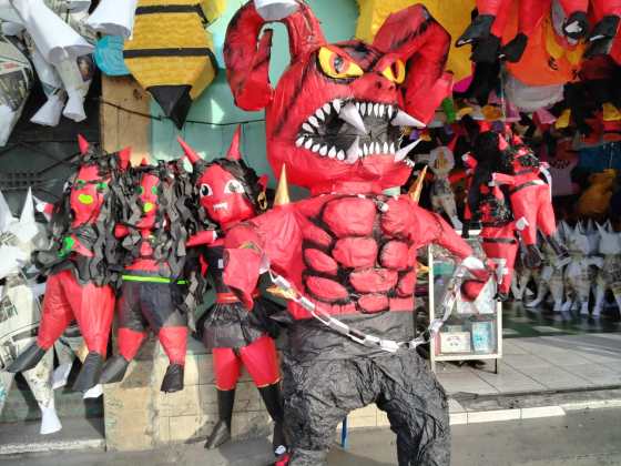 Las figuras de varios tamaños ya se venden en las piñaterías ubicadas en las cercanías del parque Colón. Foto La Hora: Heidi Loarca