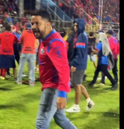 Uno de los rostros en los disturbios de la final en El Tr&eacute;bol. Foto La Hora: RRSS