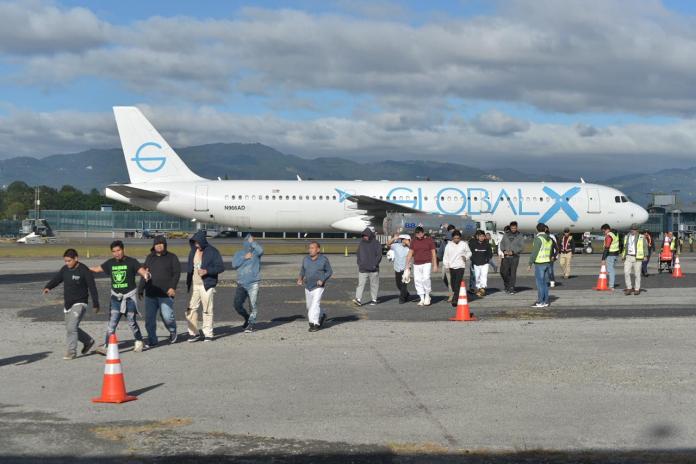 Ultimo vuelo del 2025 con migrantes retornados desde EE. UU: marcado por el regreso de Trump y políticas antiinmigrante.