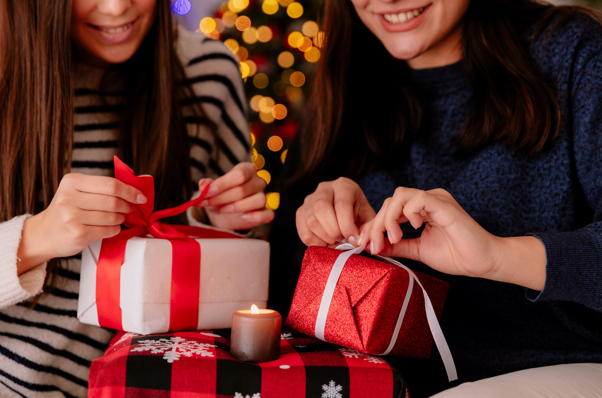 Para quedar bien en el intercambio navideño se debe considerar que le gustaría recibir la otra persona. Foto: Freepik.