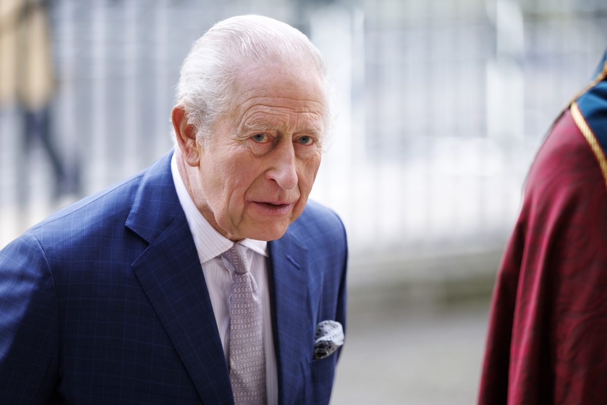 El rey Carlos III anuncia avances en su recuperación y reducción de tratamiento contra el cáncer en 2026
