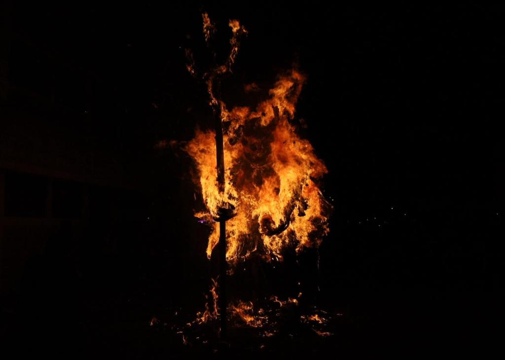 El presidente estadounidense, Donald Trump, se convirtió en la figura de la tradicional quema del diablo en la zona 5. Foto La Hora: Daniel Ramírez