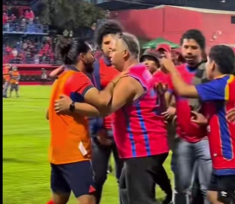 Uno de los rostros en los disturbios de la final en El Tr&eacute;bol. Foto La Hora: RRSS