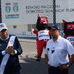 Diputados de la bancada Voluntad, Oportunidad y Solidaridad se presentaron al Estadio Doroteo Guamuch Flores con diablitos. Foto La Hora: Daniel Ramírez