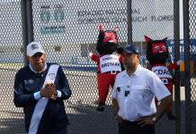 Diputados de la bancada Voluntad, Oportunidad y Solidaridad se presentaron al Estadio Doroteo Guamuch Flores con diablitos. Foto La Hora: Daniel Ramírez