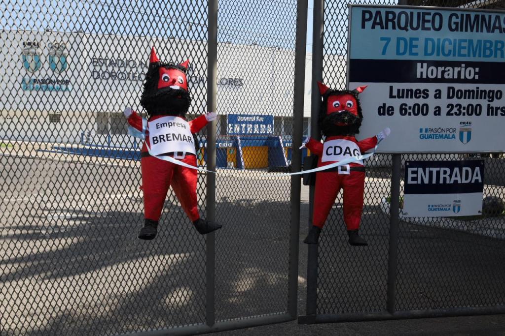 Diputados de la bancada Voluntad, Oportunidad y Solidaridad se presentaron al Estadio Doroteo Guamuch Flores con diablitos. Foto La Hora: Daniel Ramírez 