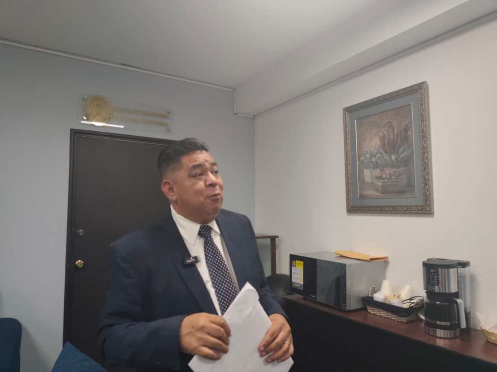 El abogado Ludin García presentó el expediente de María Alicia Ovalle Gramajo y José Pablo Pacheco. Foto La Hora: Engelberth Blanco