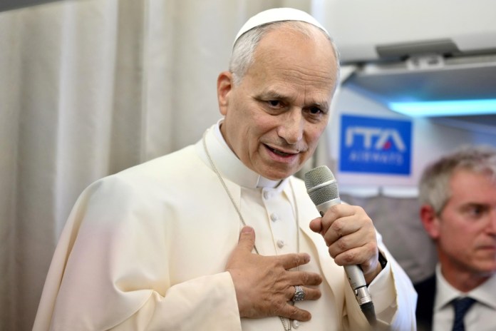 El Papa León XIV habla con periodistas a bordo de un vuelo a Roma. Foto La Hora: EFE
