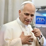 El Papa León XIV habla con periodistas a bordo de un vuelo a Roma. Foto La Hora: EFE
