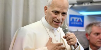El Papa León XIV habla con periodistas a bordo de un vuelo a Roma. Foto La Hora: EFE