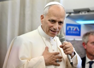 El Papa León XIV habla con periodistas a bordo de un vuelo a Roma. Foto La Hora: EFE