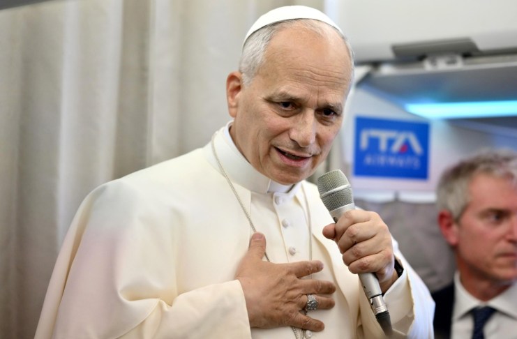 El Papa León XIV habla con periodistas a bordo de un vuelo a Roma. Foto La Hora: EFE