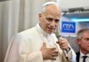 El Papa León XIV habla con periodistas a bordo de un vuelo a Roma. Foto La Hora: EFE
