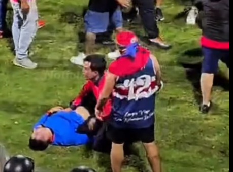 Uno de los rostros en los disturbios de la final en El Tr&eacute;bol. Foto La Hora: Nuestro Diario