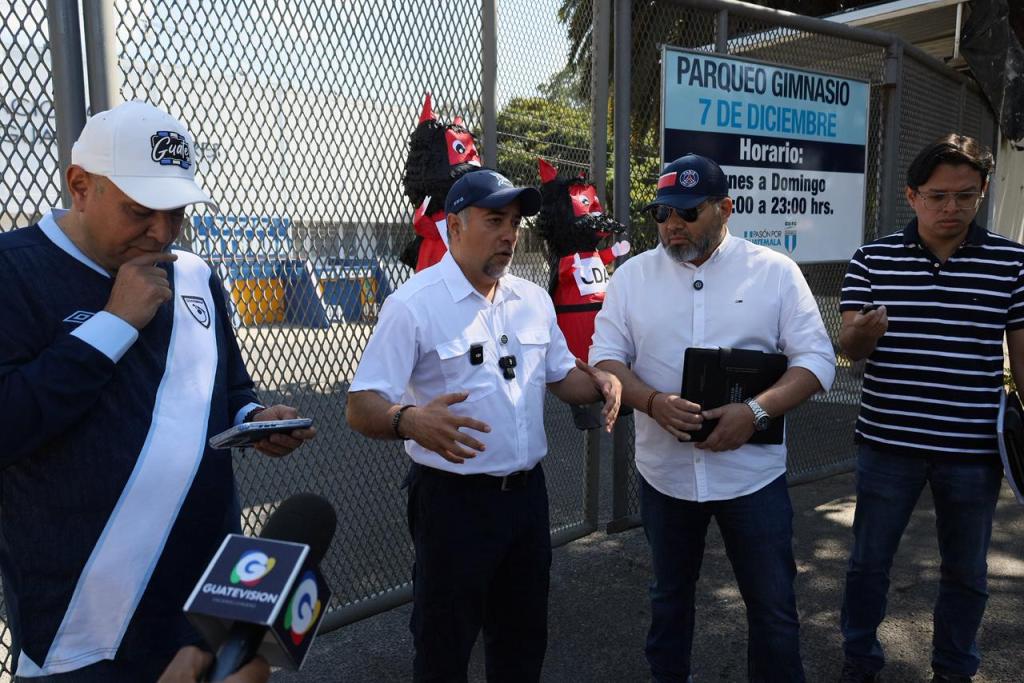 Diputados de la bancada Voluntad, Oportunidad y Solidaridad se presentaron al Estadio Doroteo Guamuch Flores con diablitos. Foto La Hora: Daniel Ramírez 