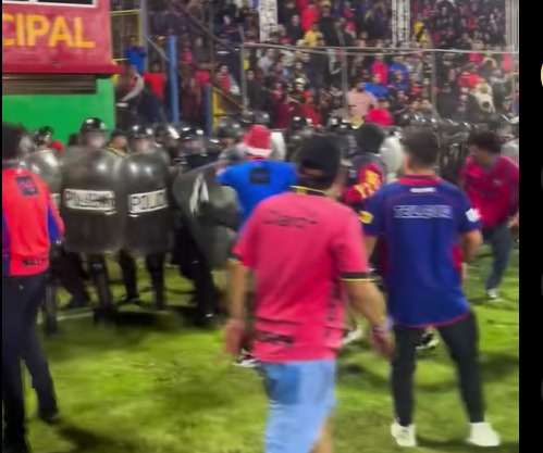 Uno de los rostros en los disturbios de la final en El Tr&eacute;bol. Foto La Hora: RRSS