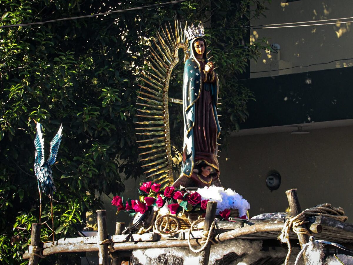 Feligreses visitan el Santuario de Nuestra Señora de Guadalupe para venerar a la Virgen de Guadalupe