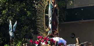 Feligreses visitan el Santuario de Nuestra Señora de Guadalupe para congregaron a la Virgen de Guadalupe.