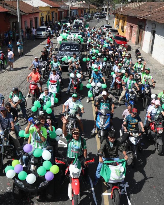 Hinchas acompañan la caravana del bicampeón. Foto La Hora: Antigua GFC.