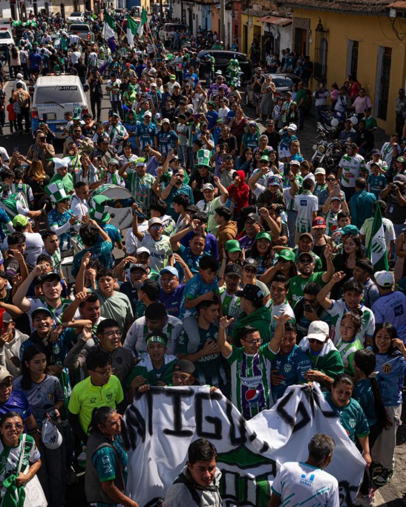 Una marea verde acompaña a los panzas verdes. Foto La Hora: Antigua GFC