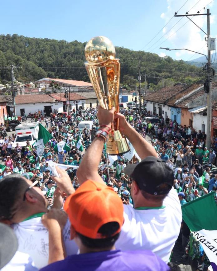 El bicampeón recorre Antigua Guatemala. Foto La Hora: Antigua GFC