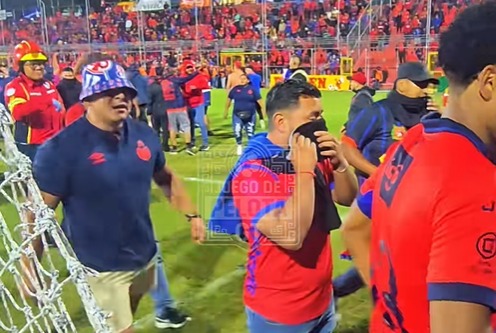 Uno de los rostros en los disturbios de la final en El Tr&eacute;bol. Foto La Hora: RRSS