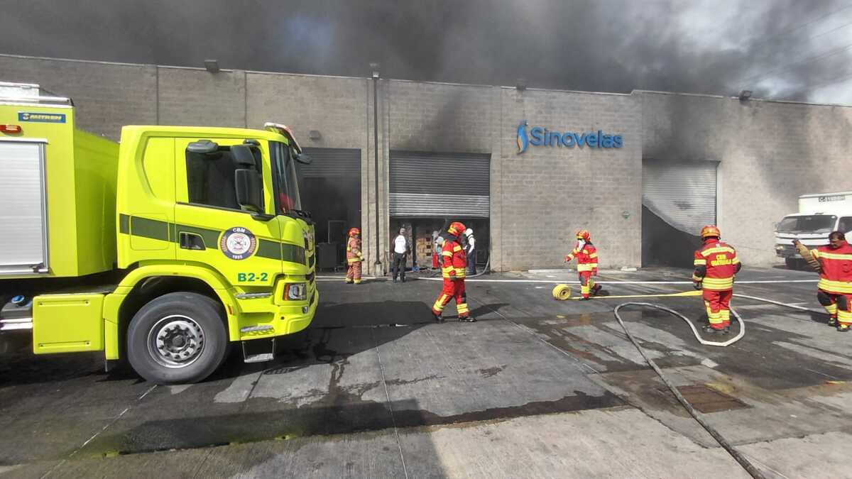 Incendio estructural afecta fábrica de velas aromáticas en la calzada Aguilar Batres