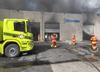 Incendio estructural afecta fábrica de velas aromáticas en la calzada Aguilar Batres.