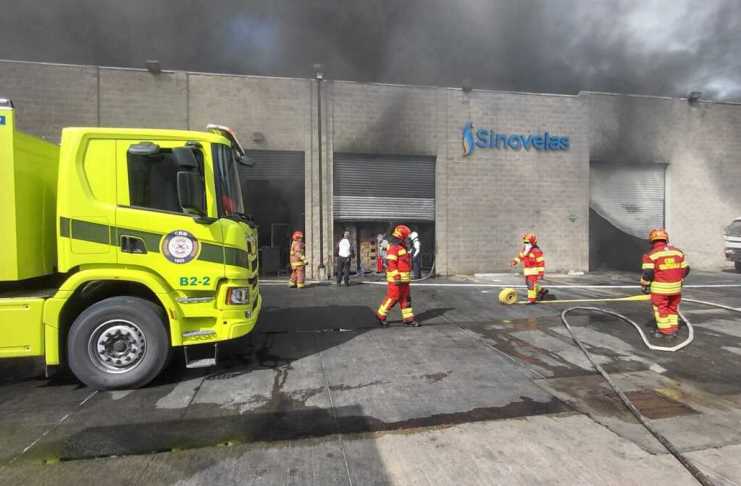 Incendio estructural afecta fábrica de velas aromáticas en la calzada Aguilar Batres.