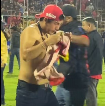 Uno de los rostros en los disturbios de la final en El Tr&eacute;bol. Foto La Hora: RRSS