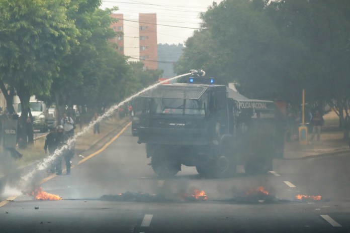 Policía hondureña usa cañones de agua para dispersar protesta de militantes oficialistas Policía Nacional Civil