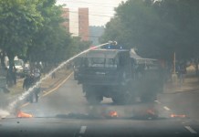 Elecciones en Honduras: policía usa cañones de agua para dispersar protesta de militantes oficialistas Policía Nacional Civil