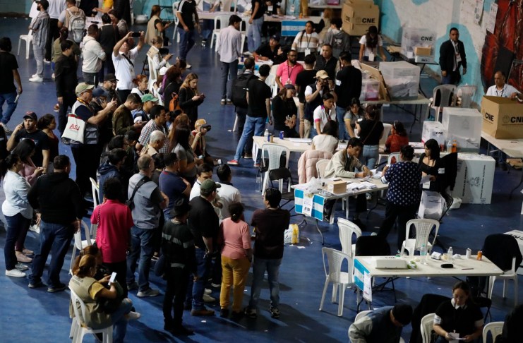 Analistas señalaron que la paralización del conteo agudiza la incertidumbre y evidencia la fragilidad del sistema electoral en Honduras. EFE/ Gustavo Amador