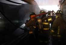 Al menos 22 locales terminaron en cenizas tras incendio declarado en mercado municipal de Chiquimulilla.